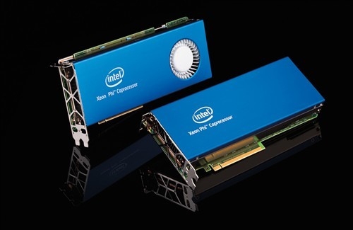 Xeon Phi 31S1P внизу. Его система охлаждения не имеет активных элементов