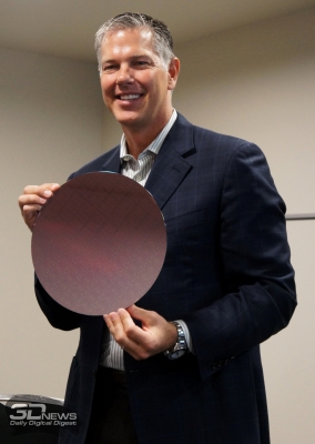  Чарльз Вуишпард (Charles Wuischpard), вице-президент Intel и руководитель направления высокопроизводительных вычислительных систем держит в руках пластину с новыми Intel Xeon Phi Knights Landing 