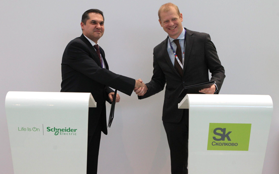 Вице-президент по стратегии и развитию бизнеса Schneider Electric в России и СНГ Армен Бадалов и вице-президент фонда «Сколково», исполнительный директор кластера энергоэффективных технологий Николай Грачев (фото пресс-службы Schneider Electric)